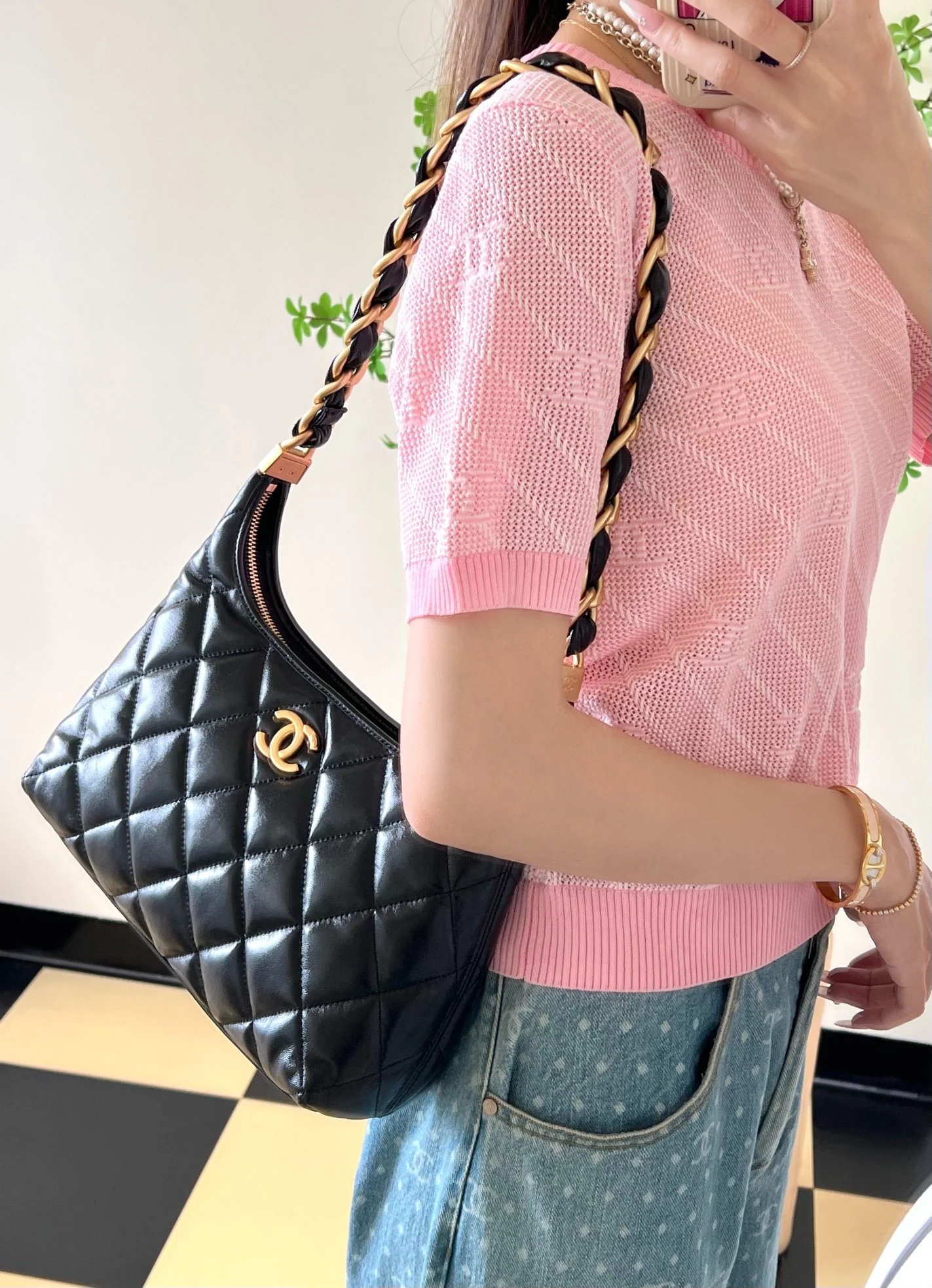 Chanel - Средняя сумка-хобо через плечо - Черная с золотой фурнитурой