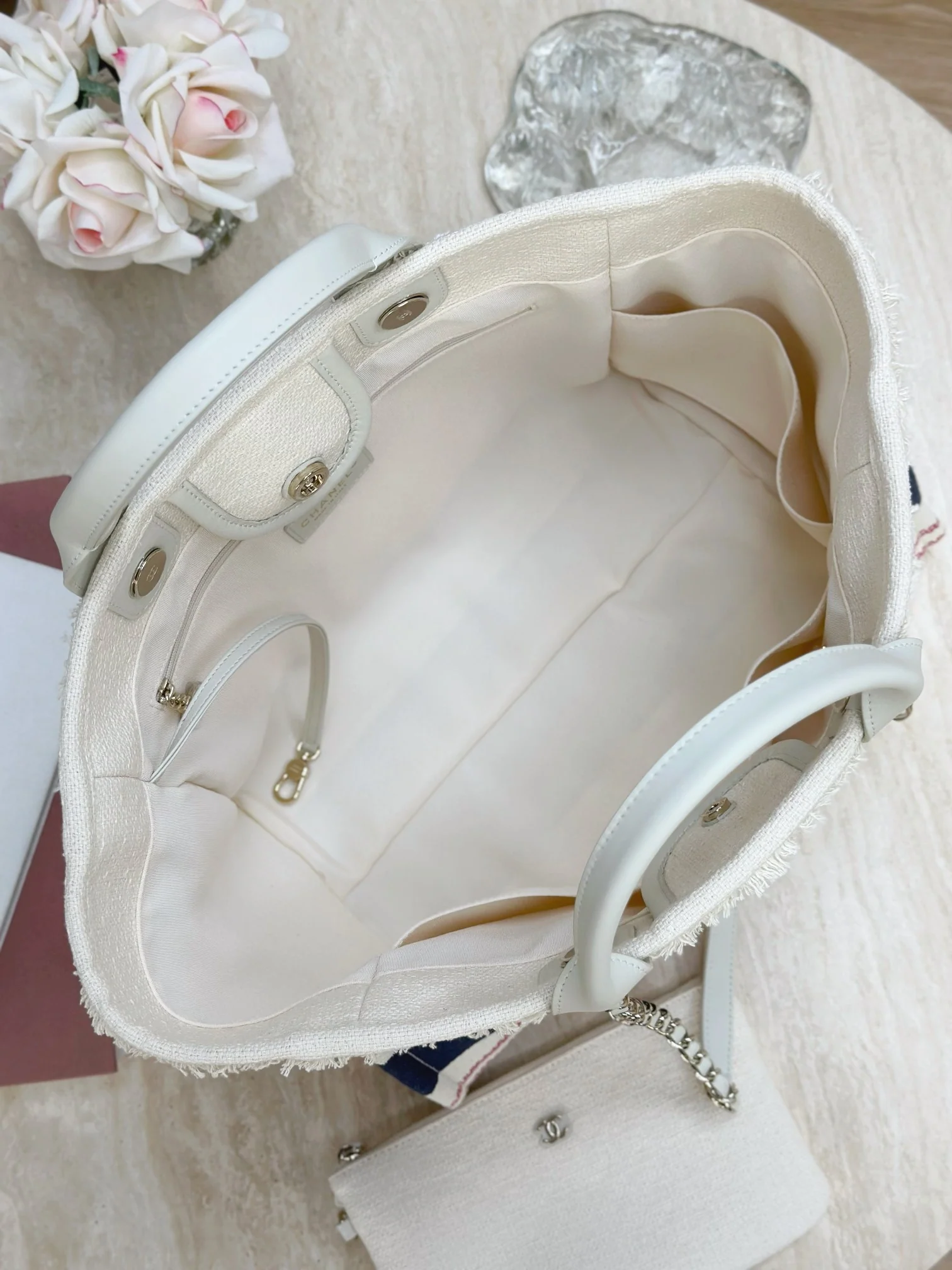 Пляжная сумка Chanel 25c, косметичка, красно-синяя.