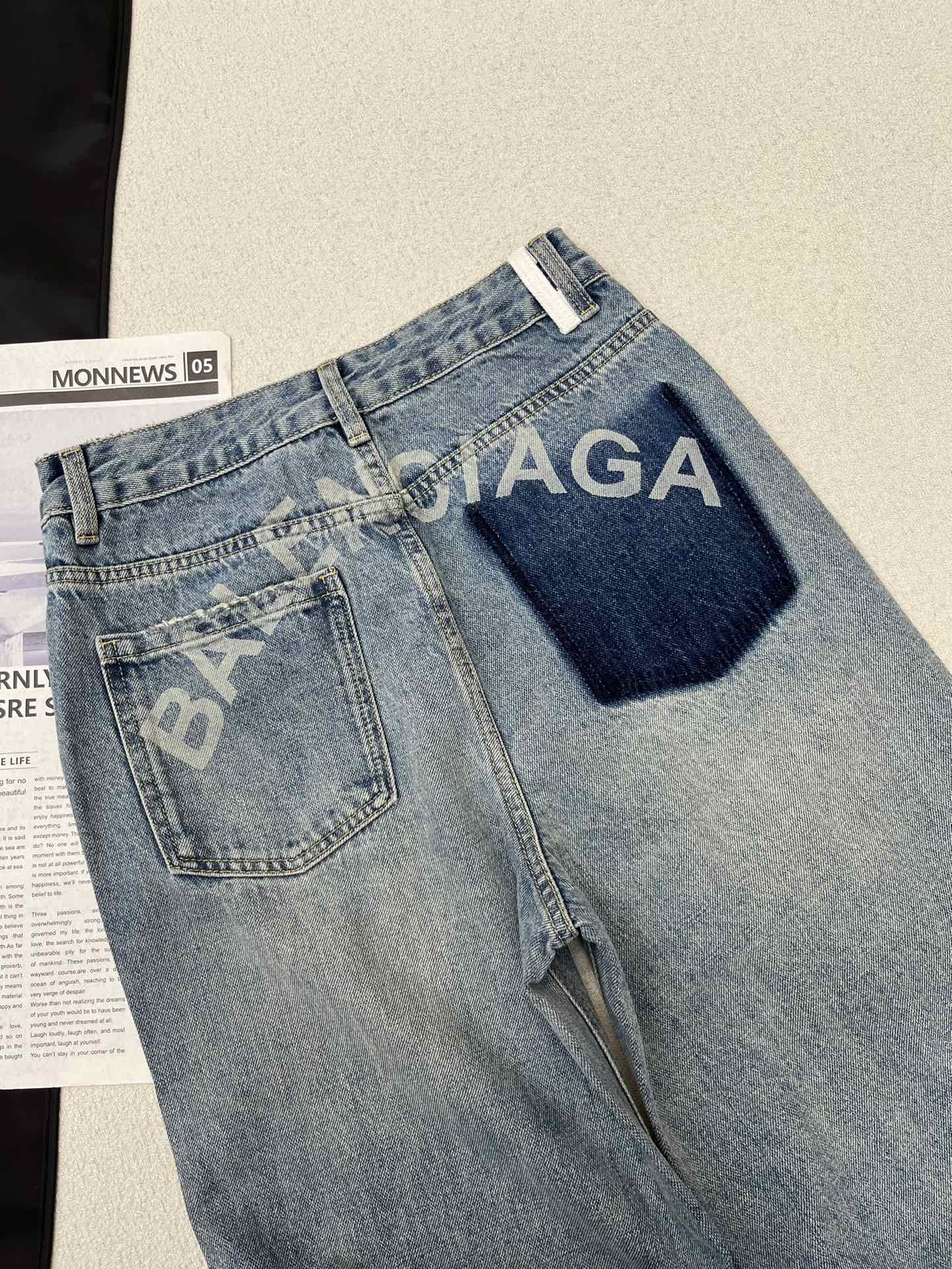 Джинсы Balenciaga 2403 с буквами