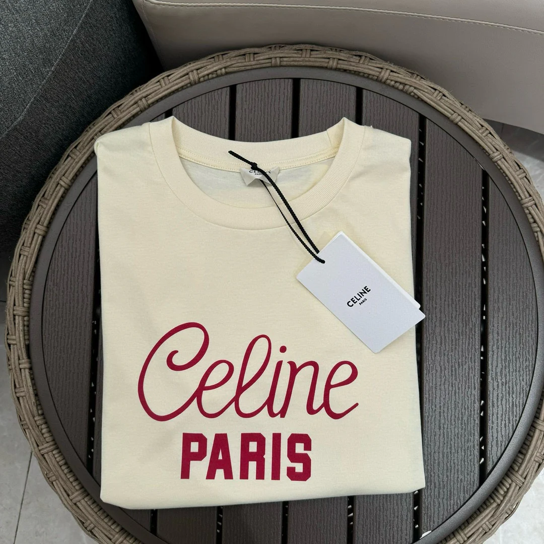 Новинка сезона весна/лето 2024: футболка с логотипом, нарисованным вручную.