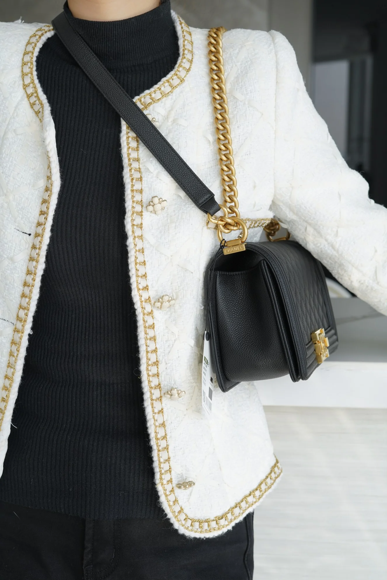 Часы Chanel Le Boy из коллекции Le Boy - из черной кожи личи с винтажной золотой пряжкой - 25 см