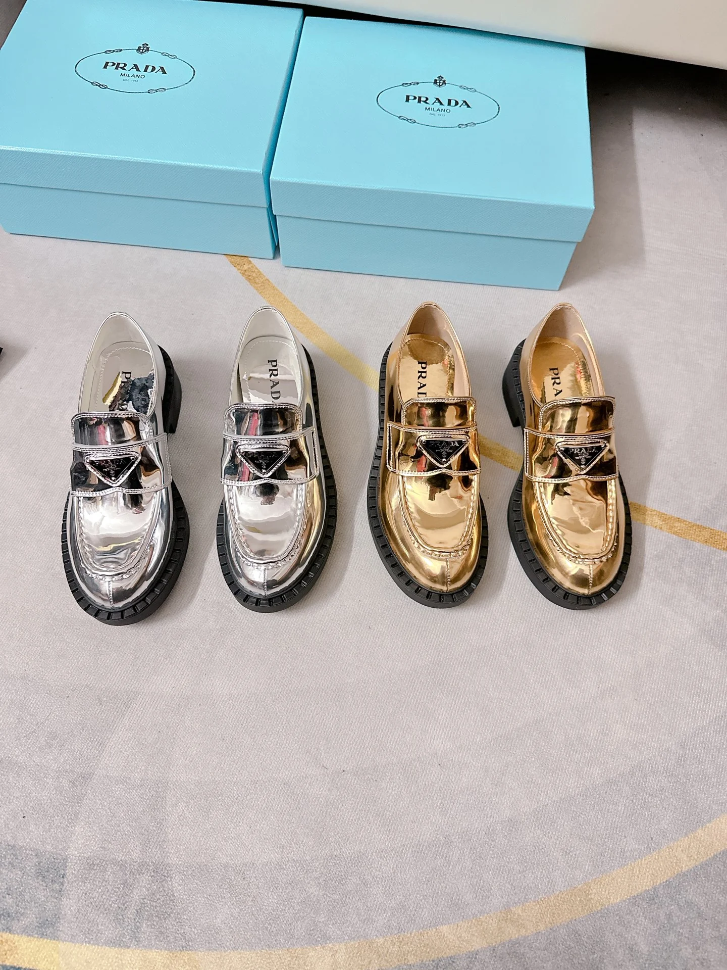 Повседневные кожаные туфли Prada на платформе с разрезом по низу – в стиле Лю Вэнь.