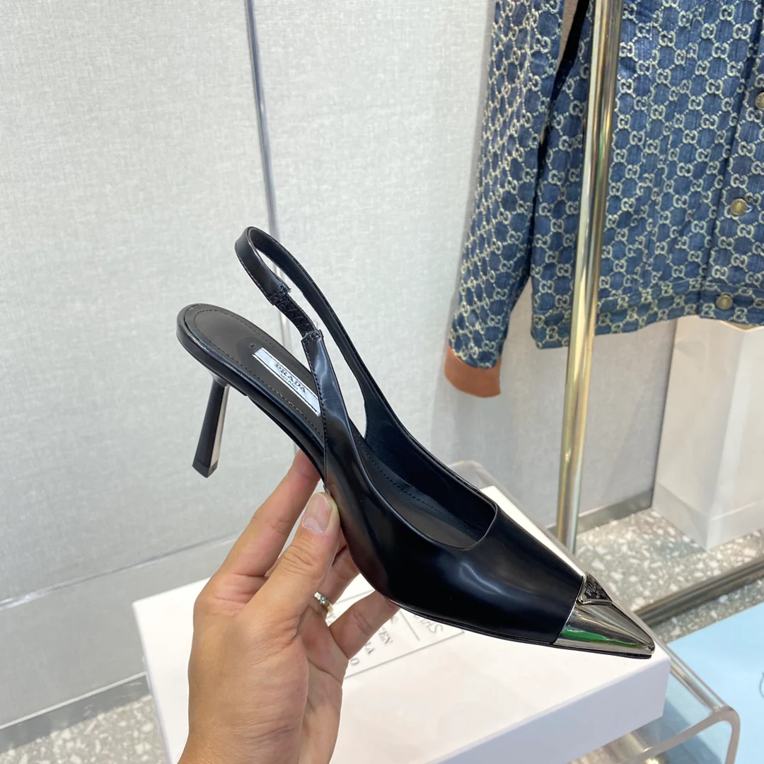 Новинка сезона весна/лето 2023 от Prada - сандалии с острым носком.