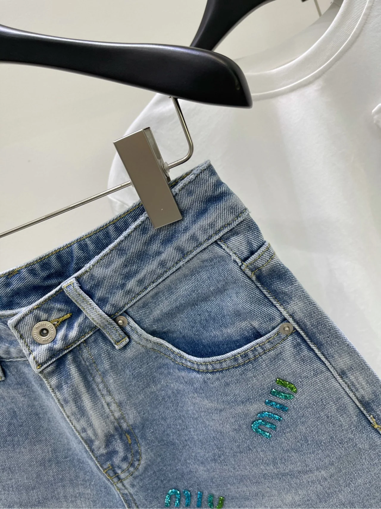 Miu Miu-2404 - Светло-голубые джинсовые шорты с золотой надписью