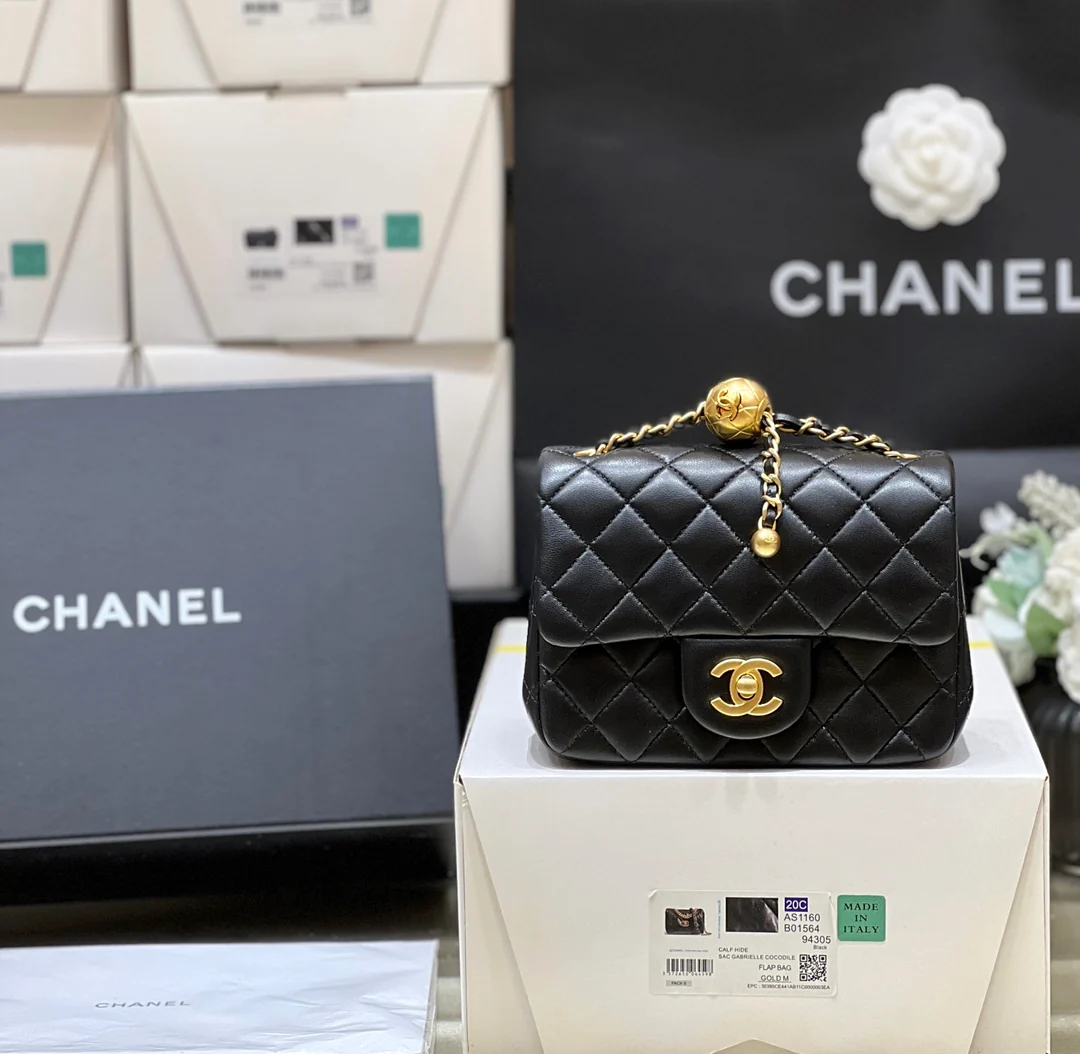 Chanel - Маленькая золотая сумка с клапаном и золотым логотипом - Черная