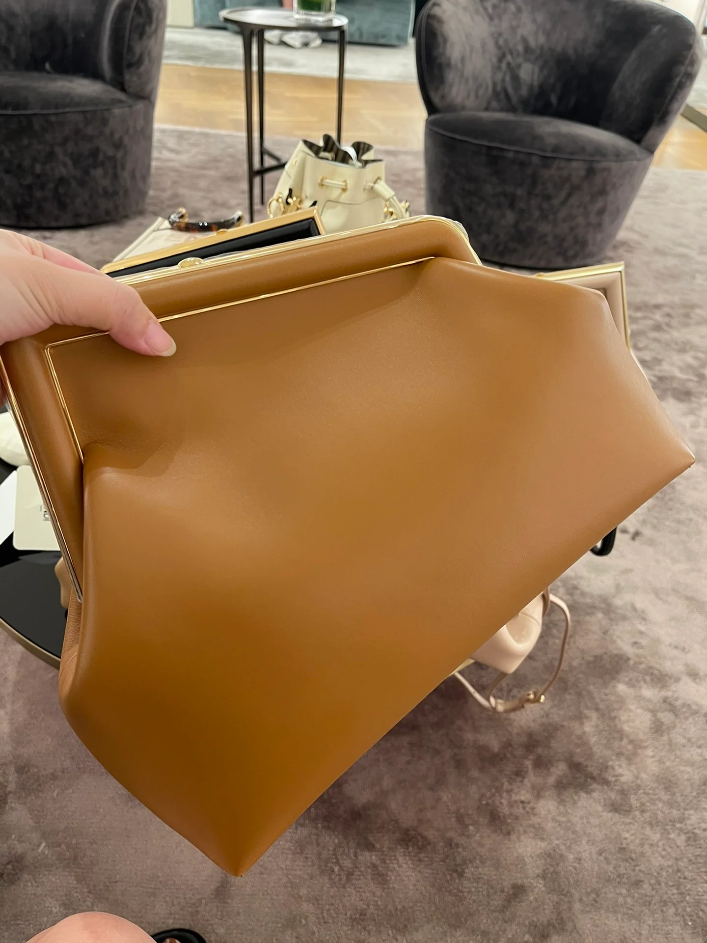 Коричневая кожаная сумка Fendi