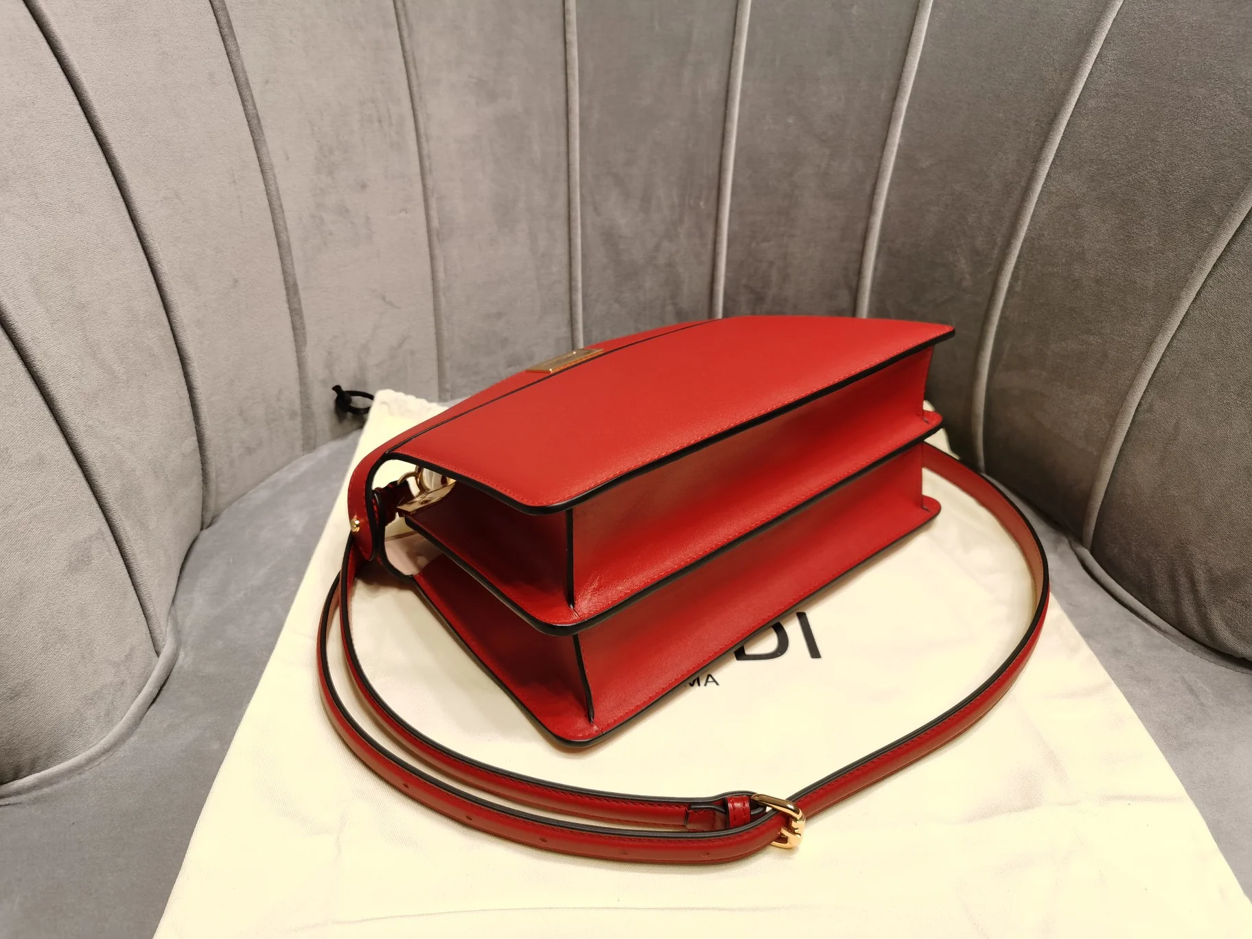 Маленькая красная кожаная сумка Fendi Peekaboo i-seey