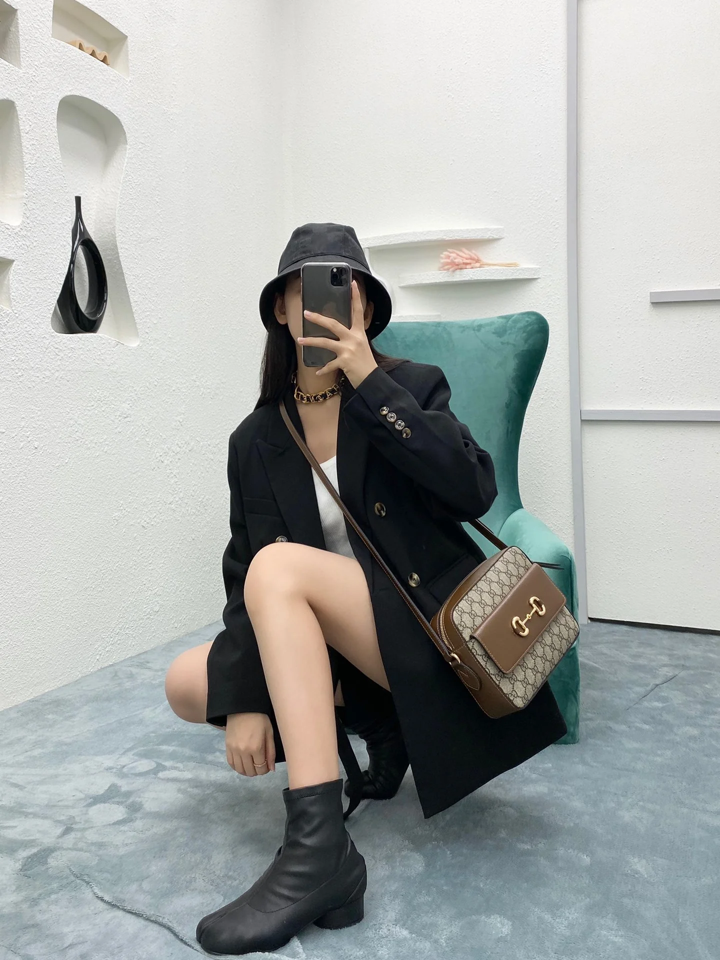 Сумка для фотоаппарата Gucci 1955 с пряжкой в ??виде подковы - 1 шт.