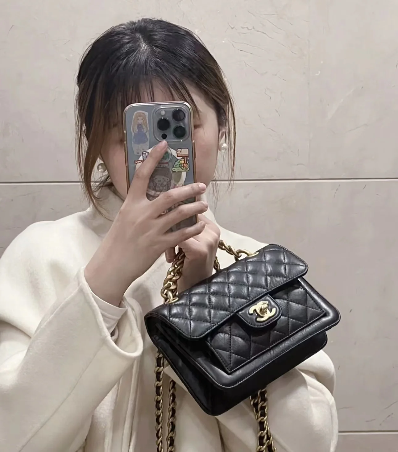 Новинка сезона весна/лето 2023 от Chanel - кожаная сумка Tofu Reissue - фотографии в действии.