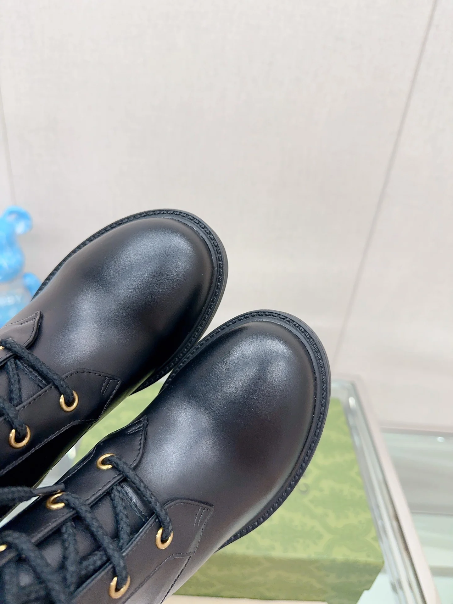 Новинка 2023 года от Gucci - Ботильоны на высоком каблуке с пряжкой и шнуровкой в ??виде буквы G - Черные