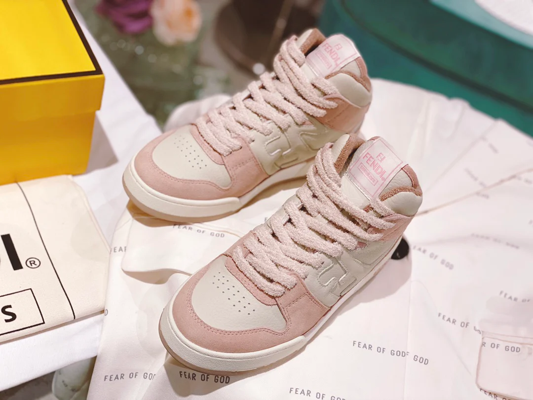 Новинки осенне-зимней коллекции Fendi 2022 — Повседневные кроссовки — Парный стиль — Розовые