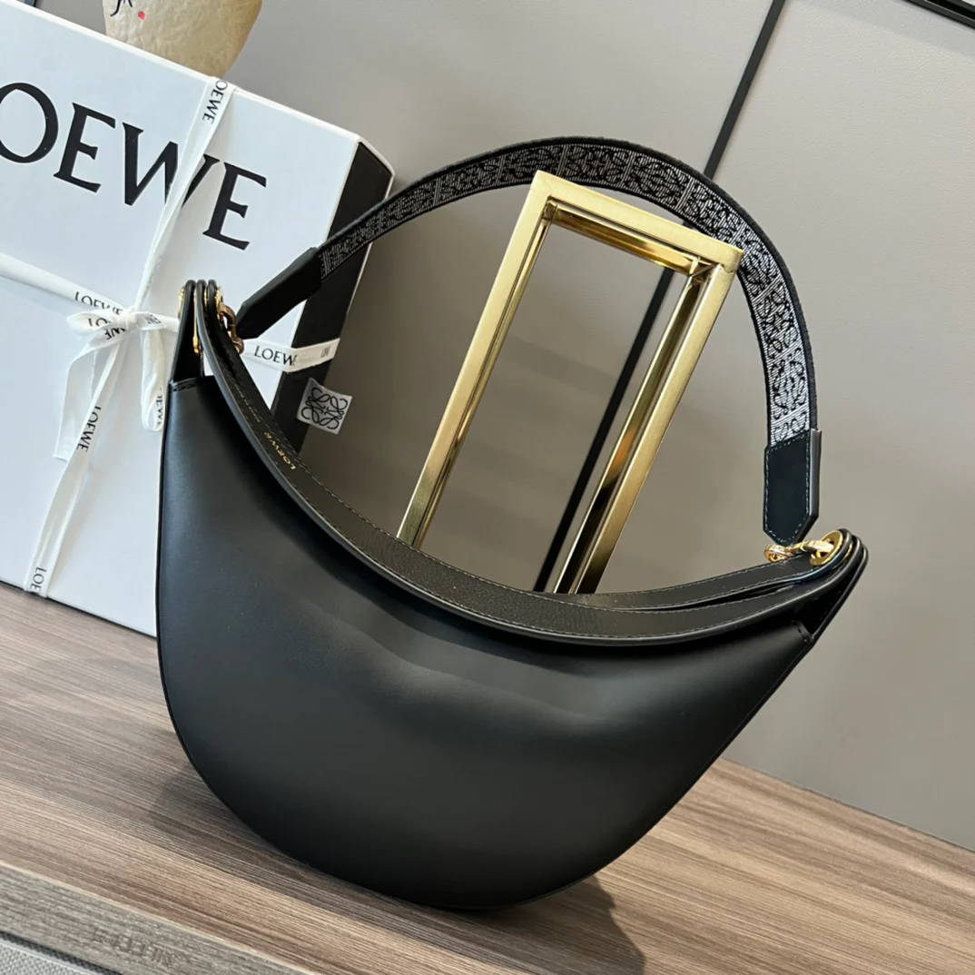 Сумка Loewe Luna Moon Bag - жаккард из атласной телячьей кожи - черная