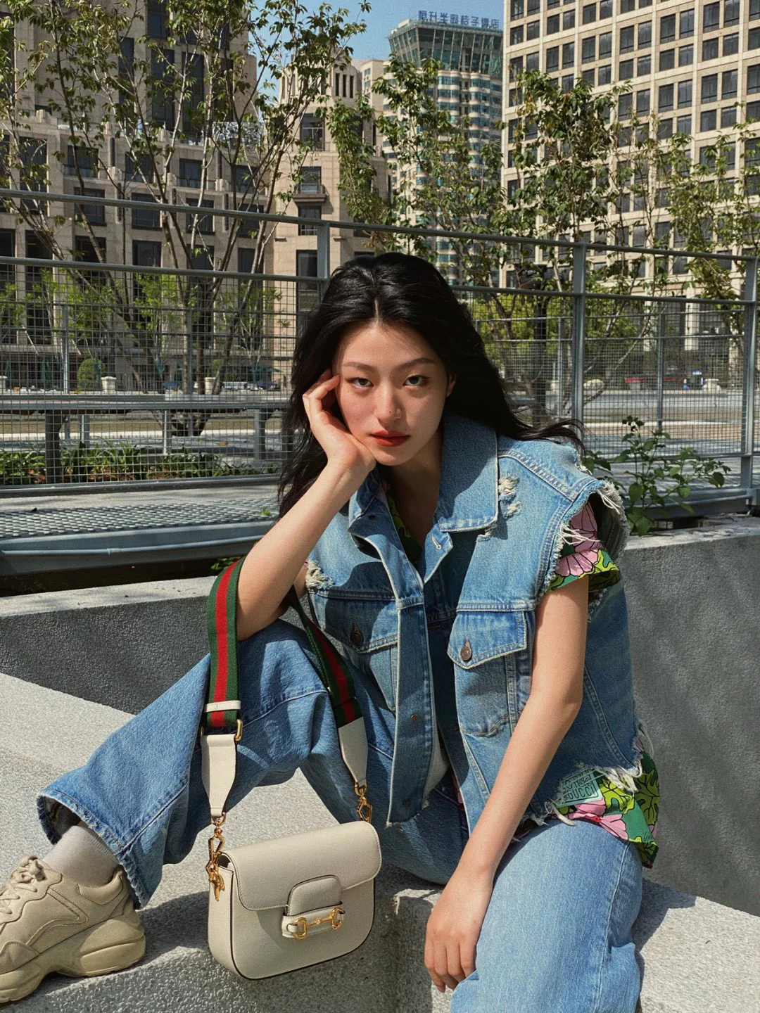 Мини-сумка Gucci 1955 Saddle Bag - полностью кожаная - пример образа