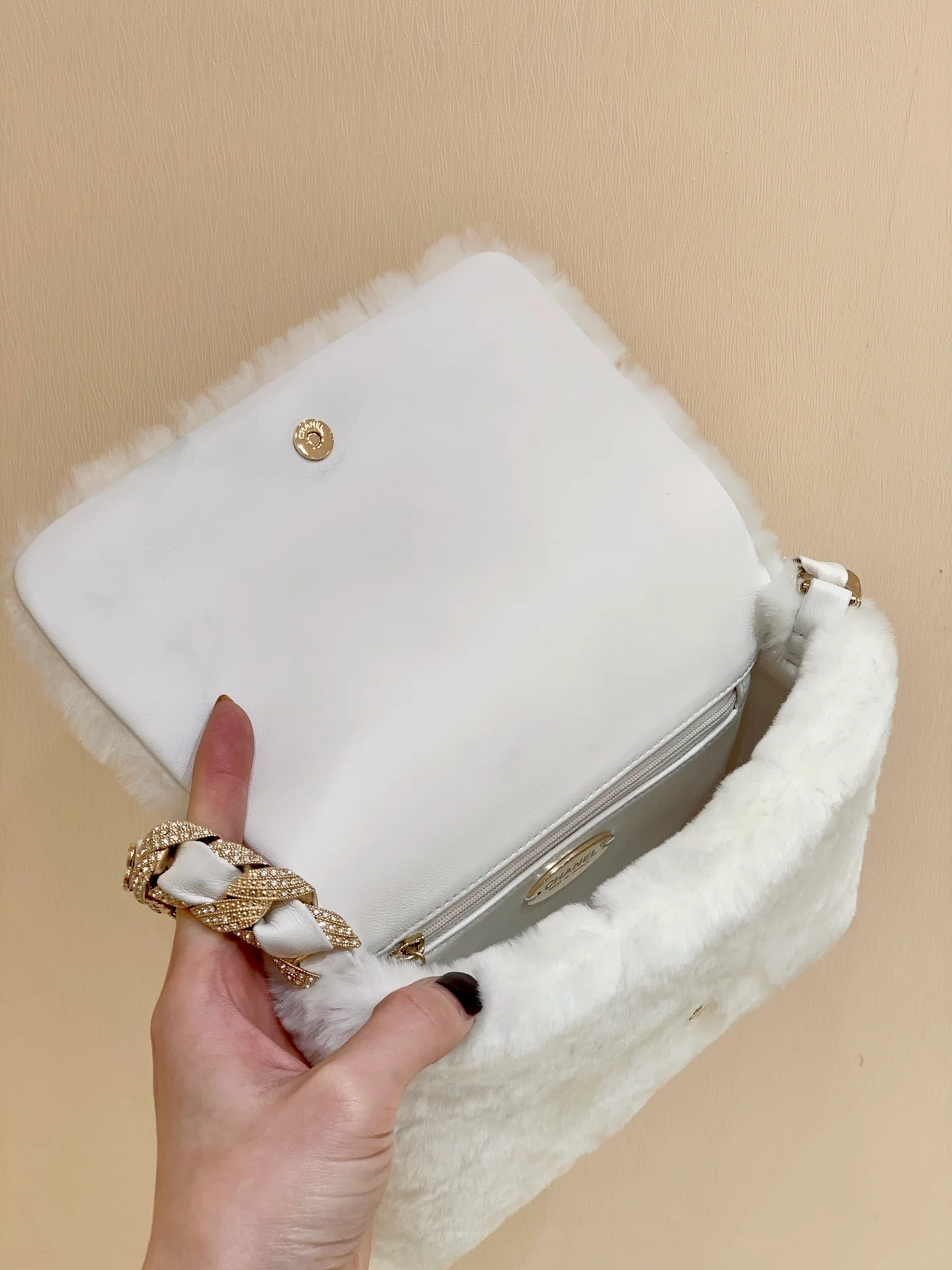 Сумка Chanel из овчины с бриллиантовой цепочкой