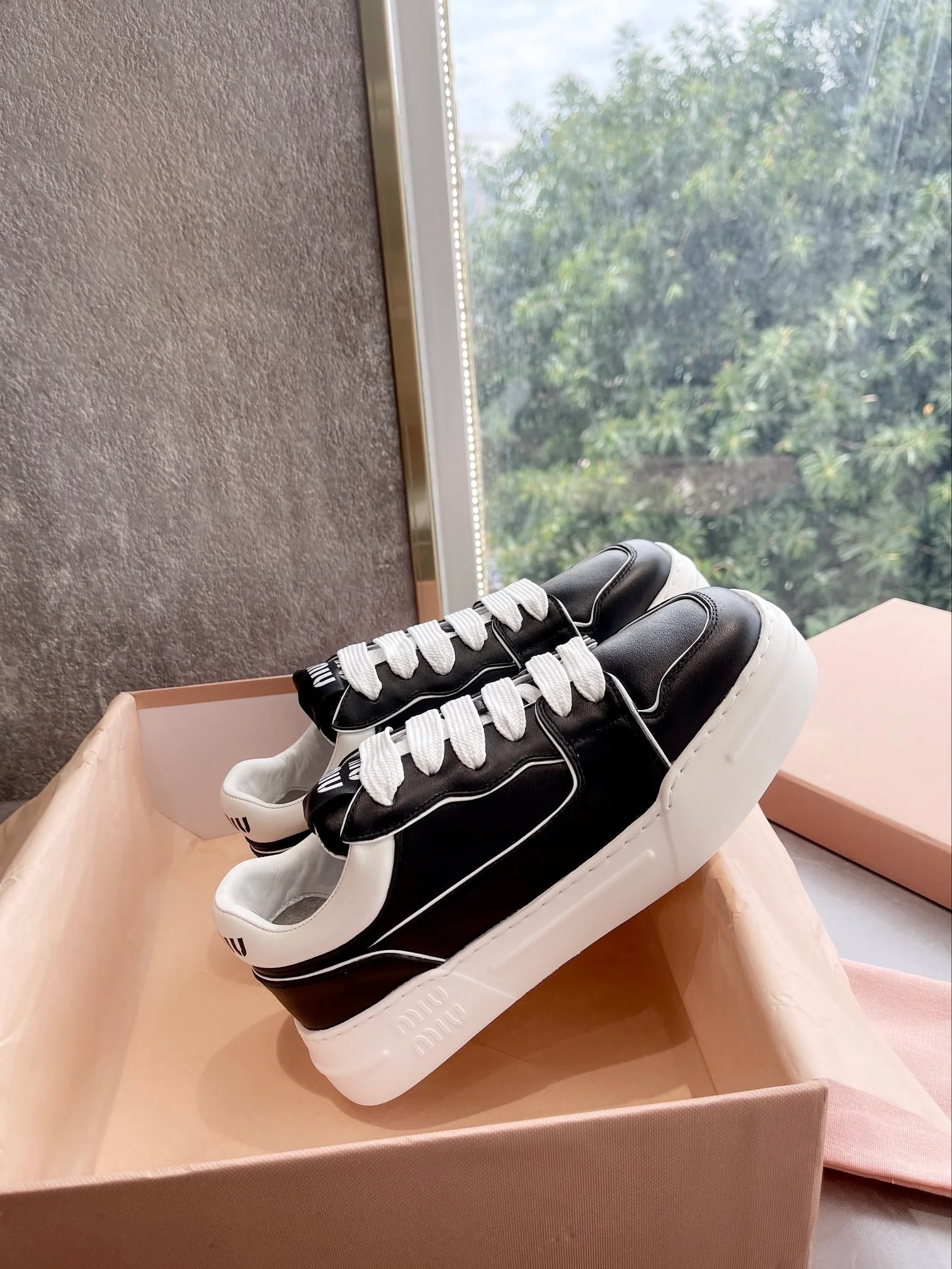 Новые поступления коллекции Miu Miu осень/зима 2022 — Повседневные туфли на платформе — Кроссовки — Черные