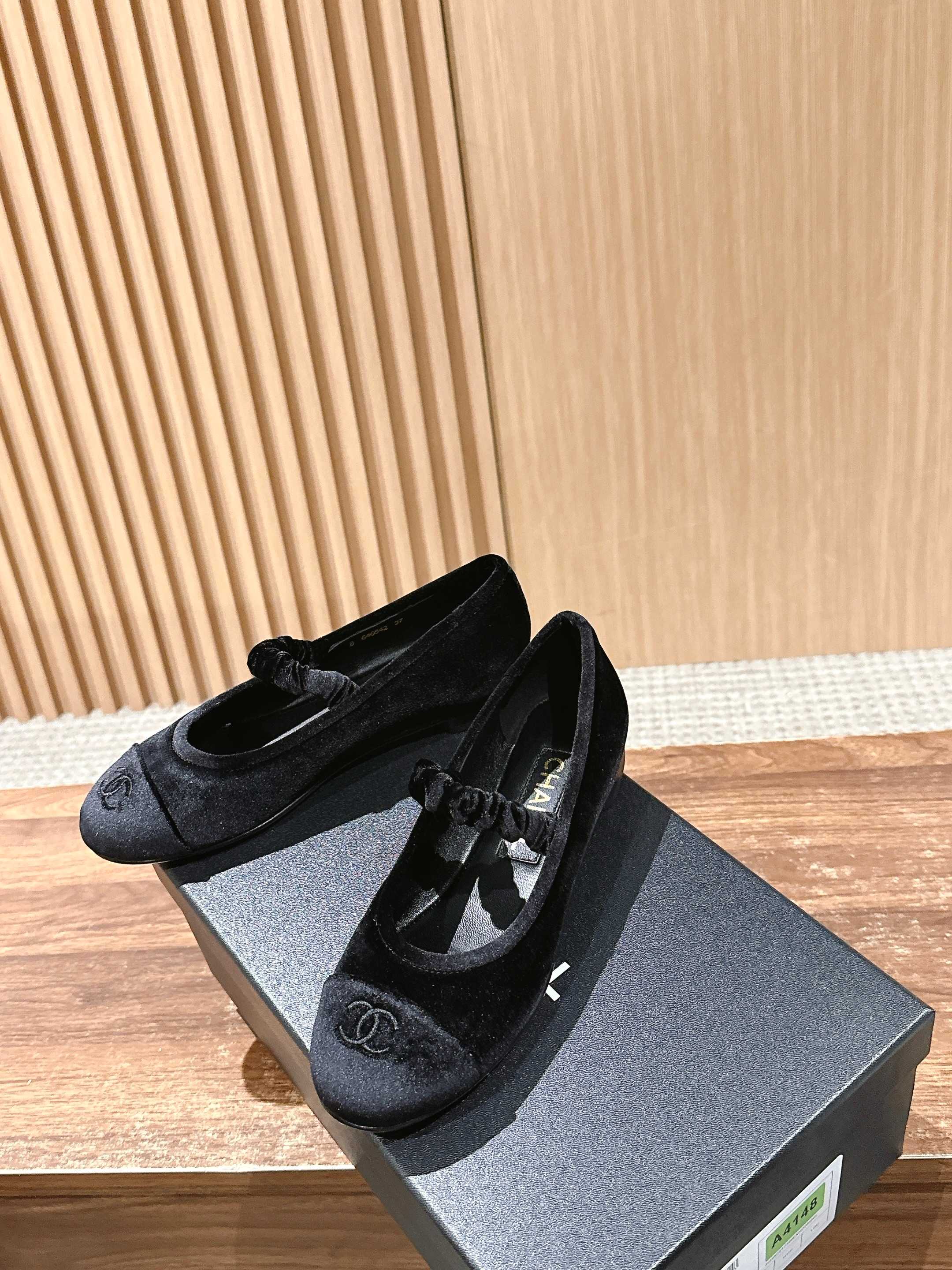 Новинка сезона весна/лето 2025 от Chanel - туфли Мэри Джейн из черной замши.