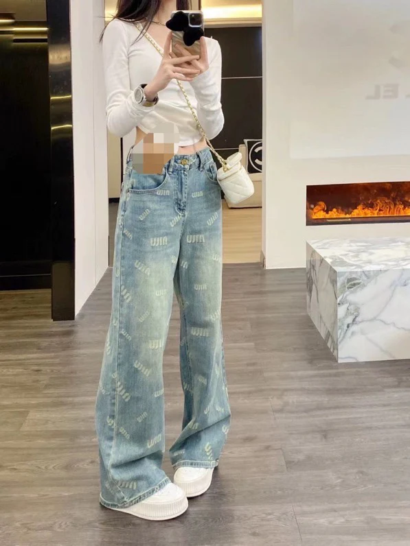 Джинсы Miu Miu 2404 с цветовыми блоками, логотипом, высокой талией и прямым кроем.