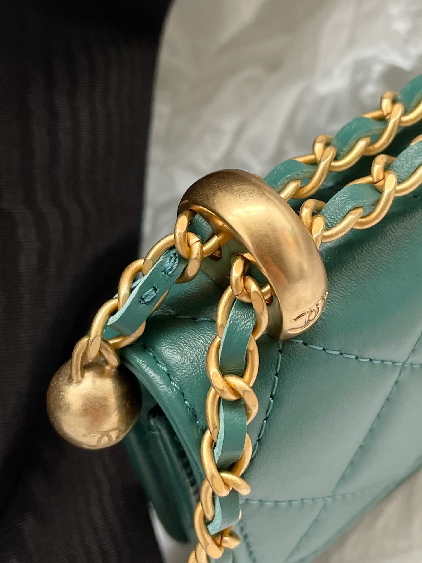 Держатель для карт Chanel с двойной золотой цепочкой и шариками - зеленая кожа.