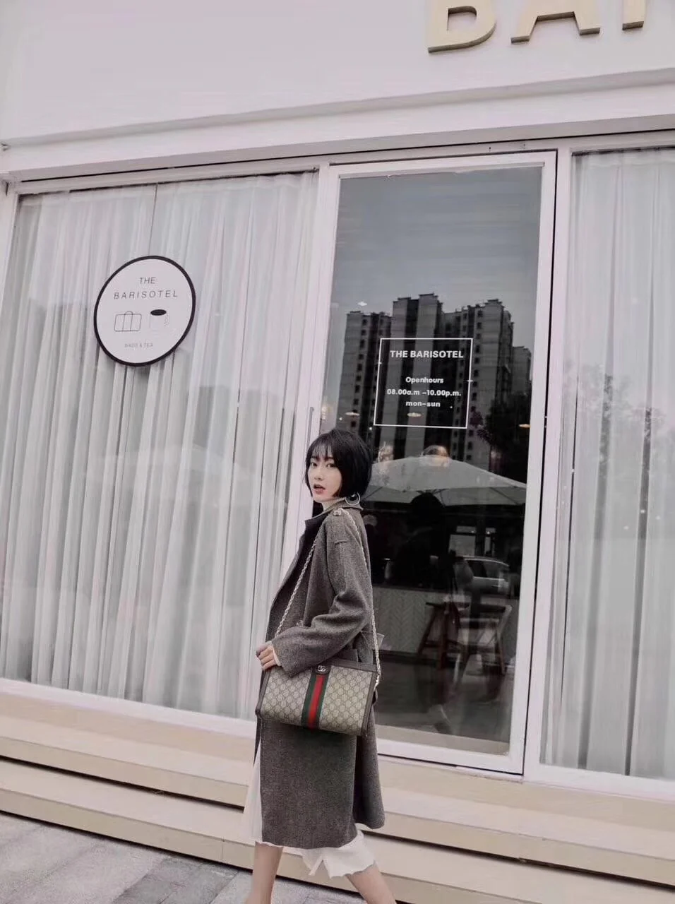 Классическая сумка Gucci на цепочке — как она выглядит на руке.