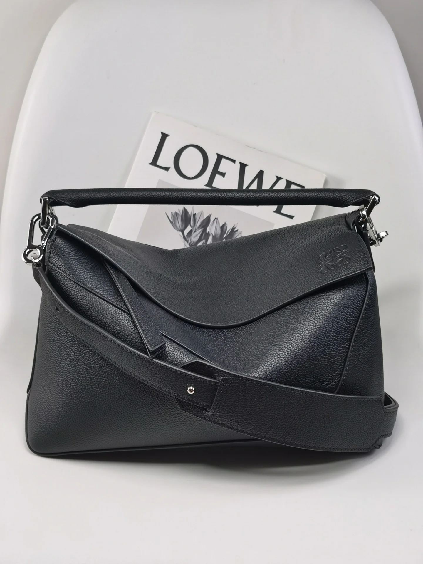 Loewe Puzzle Leather, мягкая зернистая телячья кожа, черный, размер Medium, 29 см