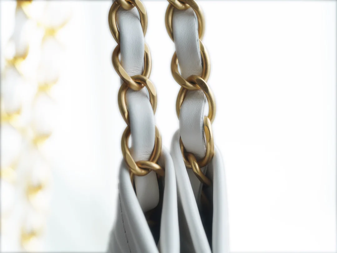 Сумочка Chanel No. 22 — маленькая, из белого золота.