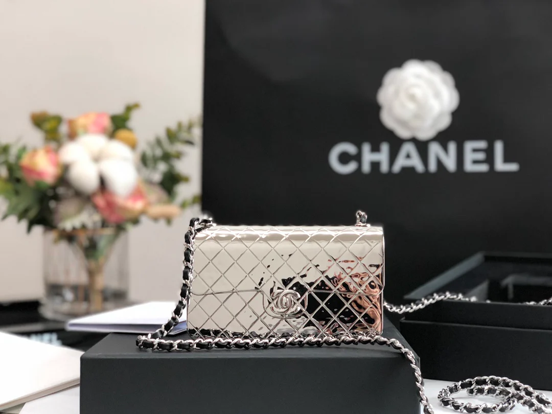 Лимитированная коллекция Chanel весна/лето 2022 - Сумка с клапаном - Металлическая сумка