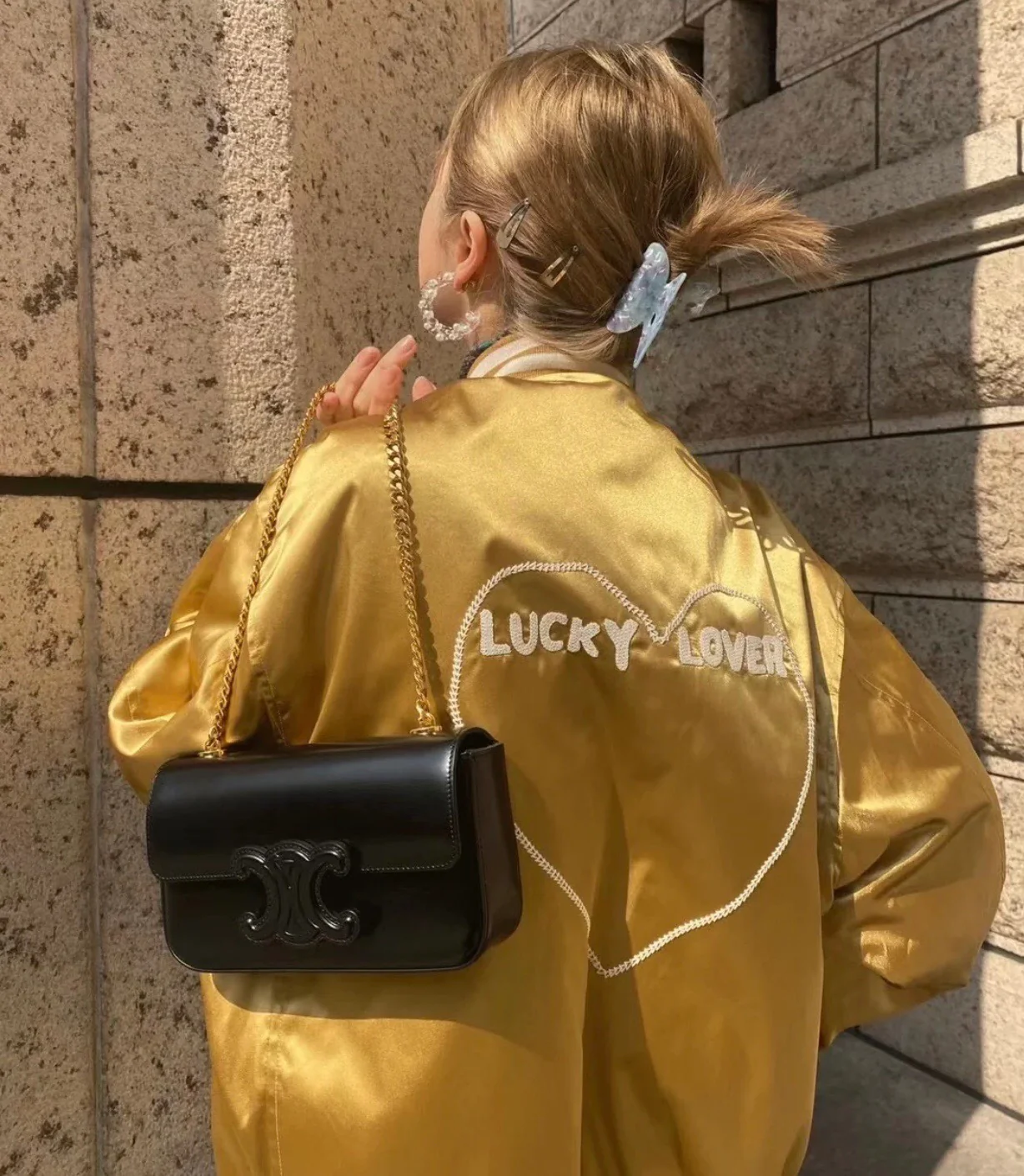 Сумка Celine Triomphe на плечо из глянцевой телячьей кожи с цепочкой — фотографии вживую.