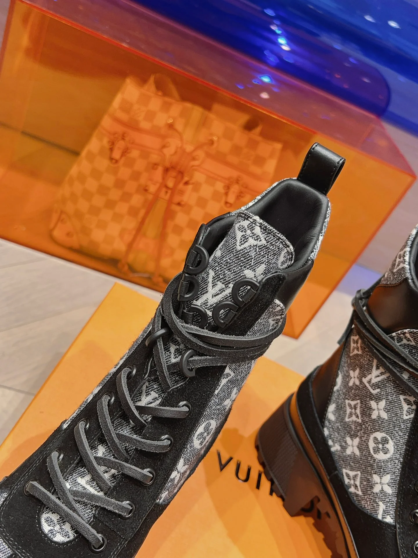 Новинка осенне-зимней коллекции LV 2023 — Ботинки Мартин на высоком каблуке — Черная серия — Модель 2