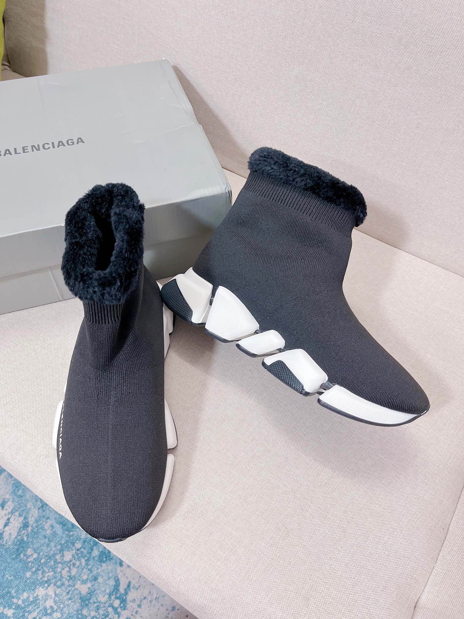 Новинка весны 2022 года от Balenciaga - короткие меховые сапоги-носки - черные.