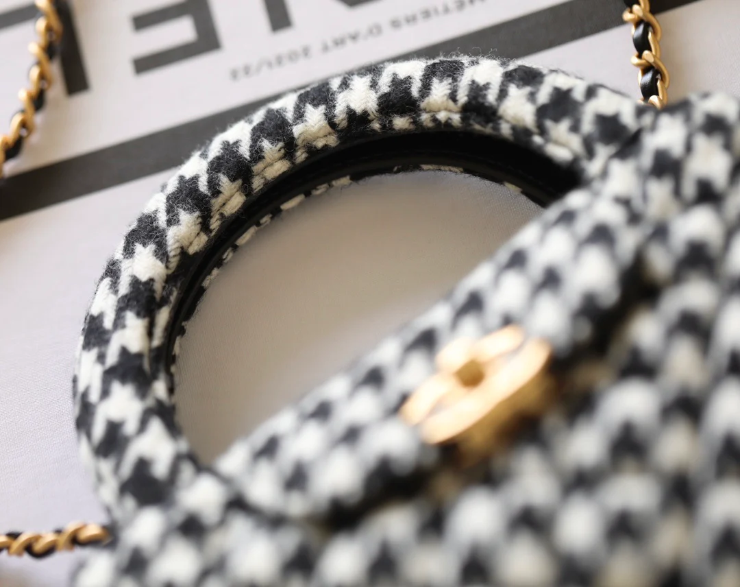 Сумка Chanel Kelly на цепочке с узором ?гусиная лапка?.