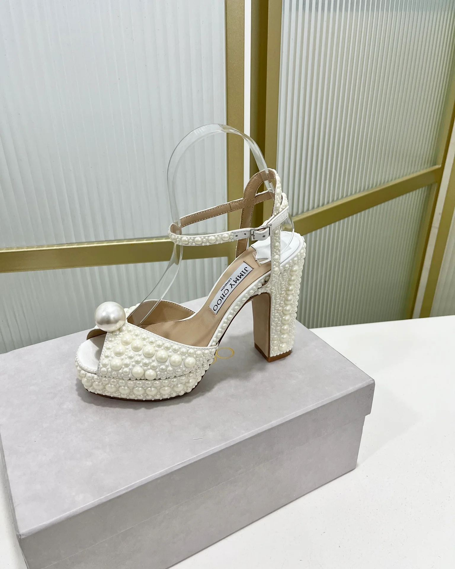 Сандалии на высоком массивном каблуке Jimmy Retro Pearl Series - белые.