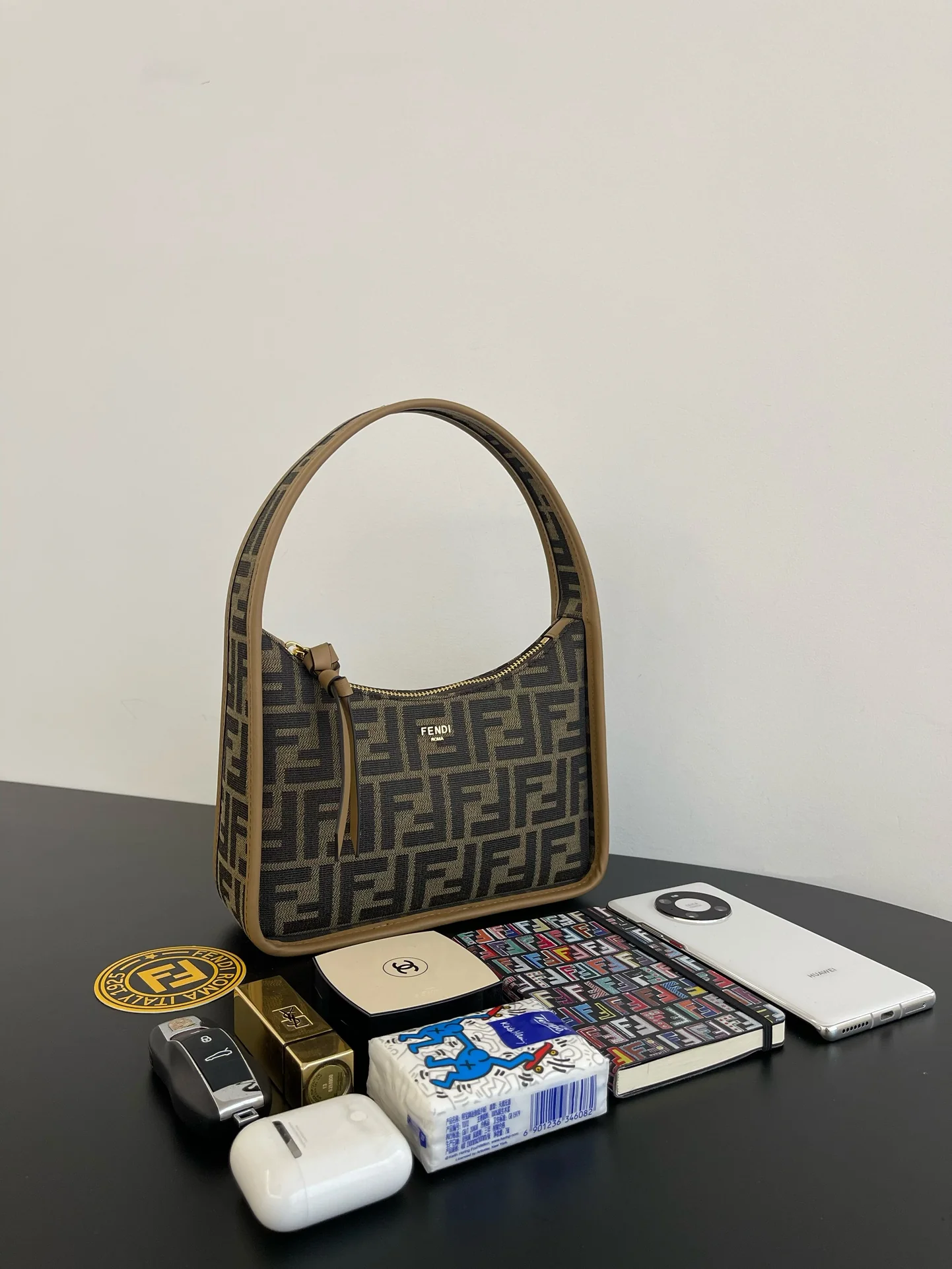 Миниатюрная сумка-хобо Fendi-fendessence