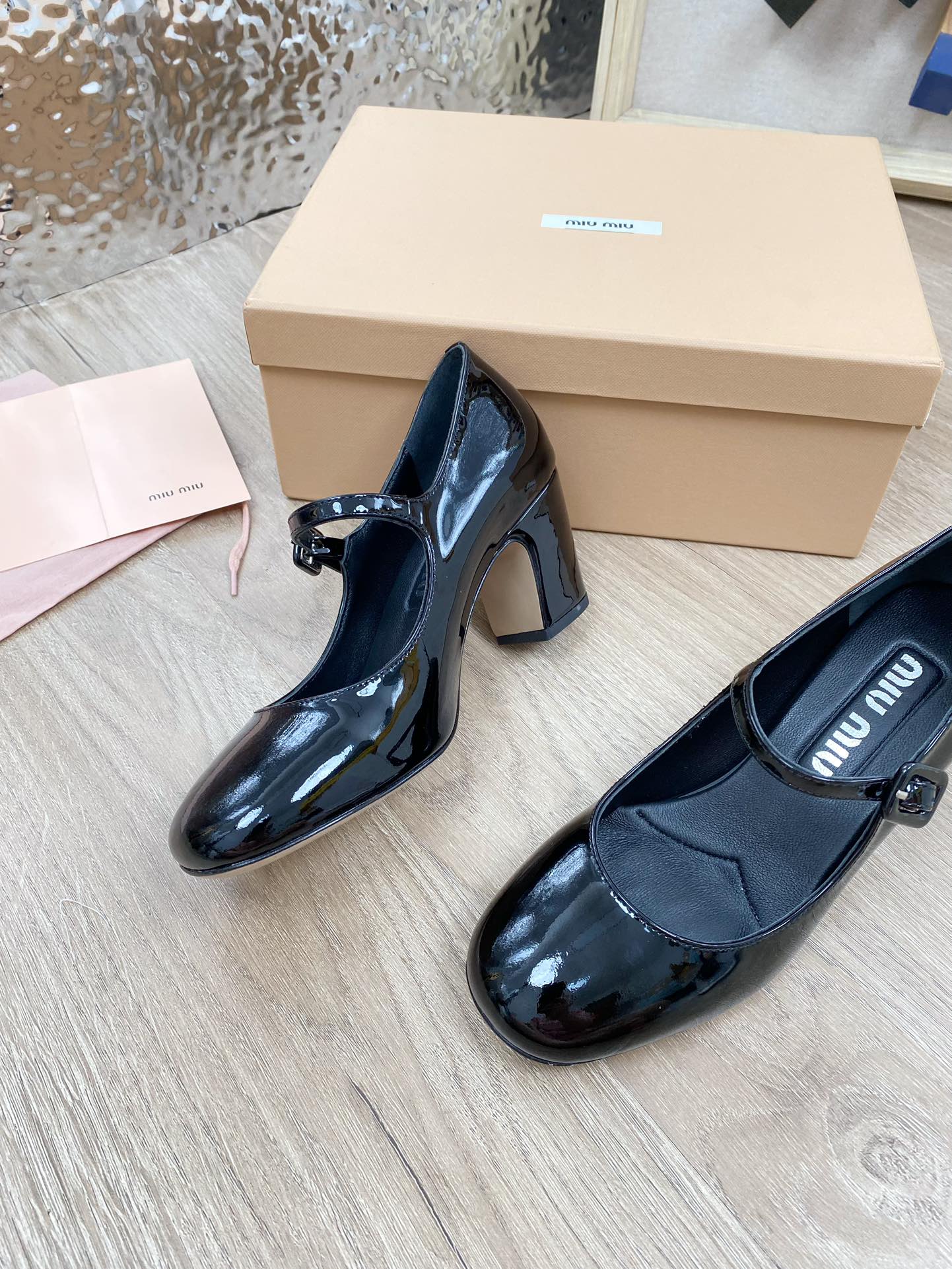 Новинка весны 2023 года от Miu Miu - Туфли на массивном каблуке Greta из лакированной кожи - Черные