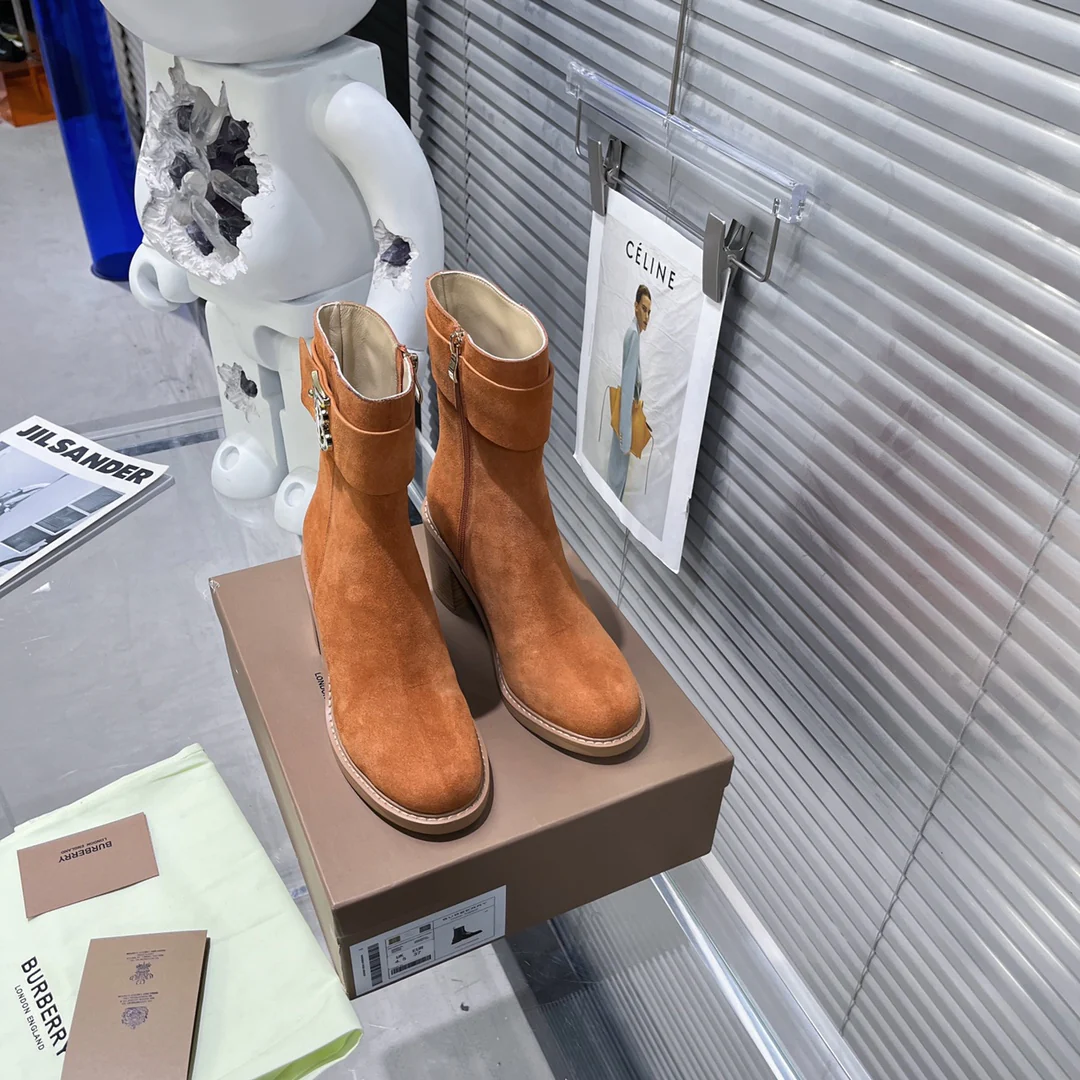 Коллекция Burberry осень/зима 2022 — Ботильоны на массивном каблуке