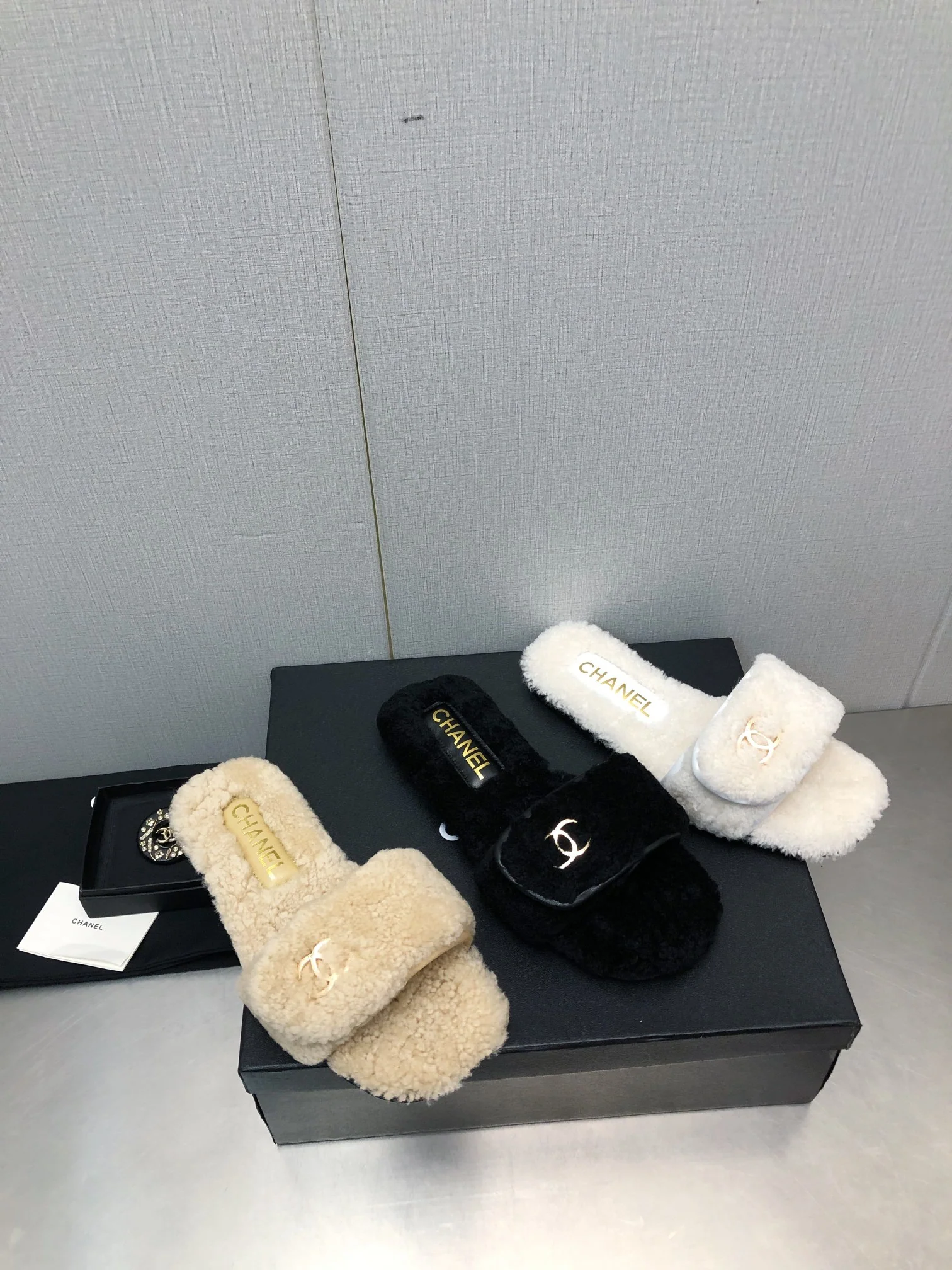 Chanel - Меховые тапочки с двойной буквой С - Черные