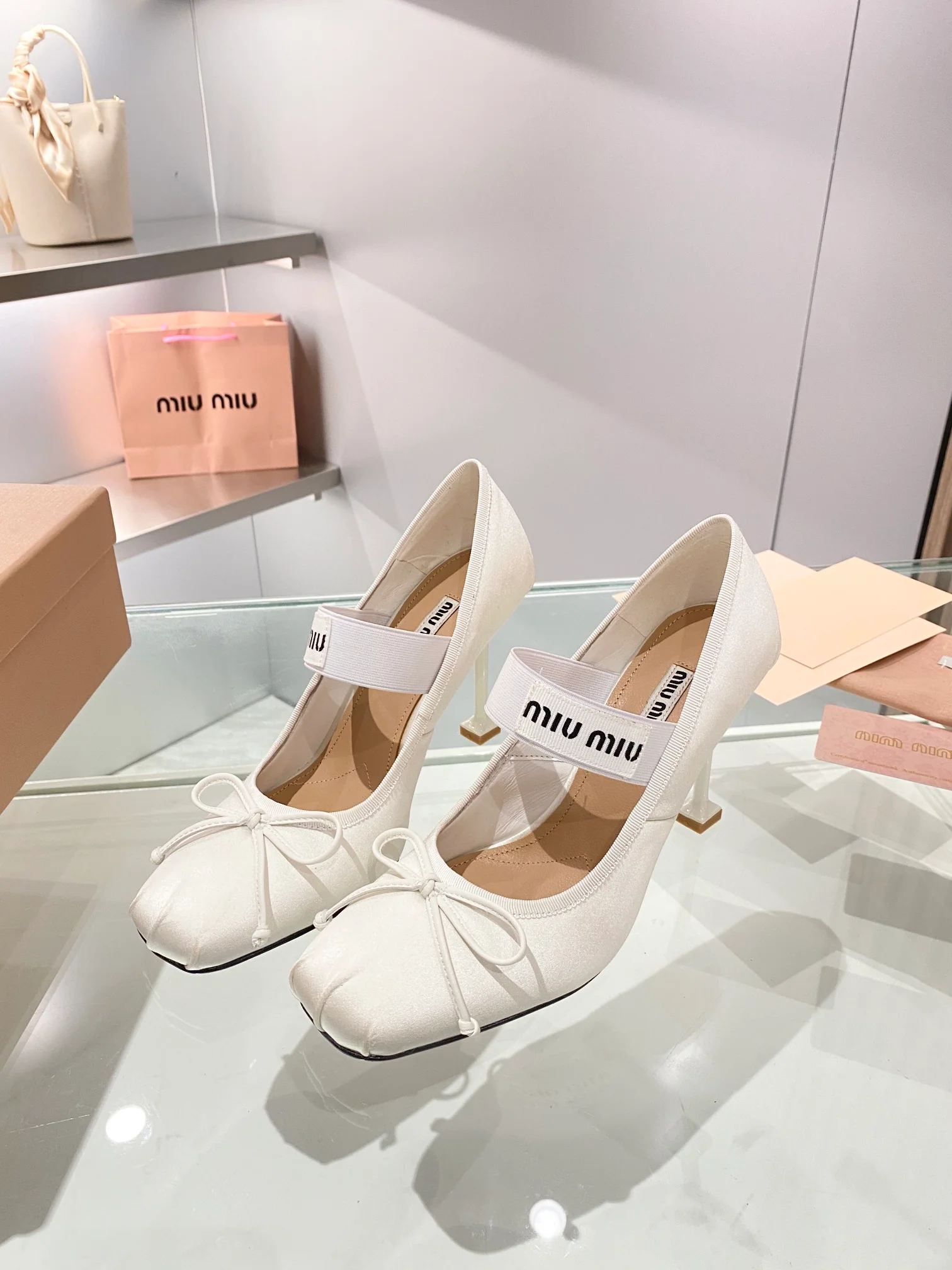 Новинка осенне-зимней коллекции Miu Miu 2023 — Балетки — Туфли на высоком каблуке — 9-5 см — Белые