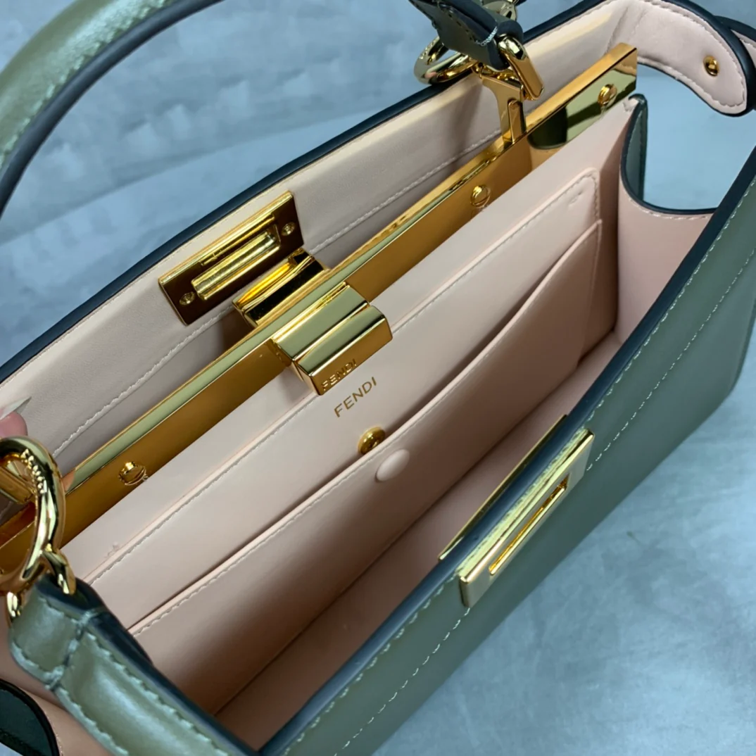 Маленькая зеленая кожаная сумка Fendi Peekaboo i-seey
