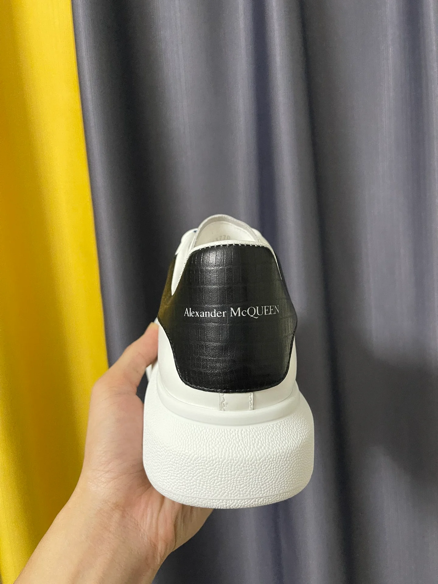 Классические белые кроссовки McQueen - унисекс - с черной кожаной отделкой под кожу ящерицы