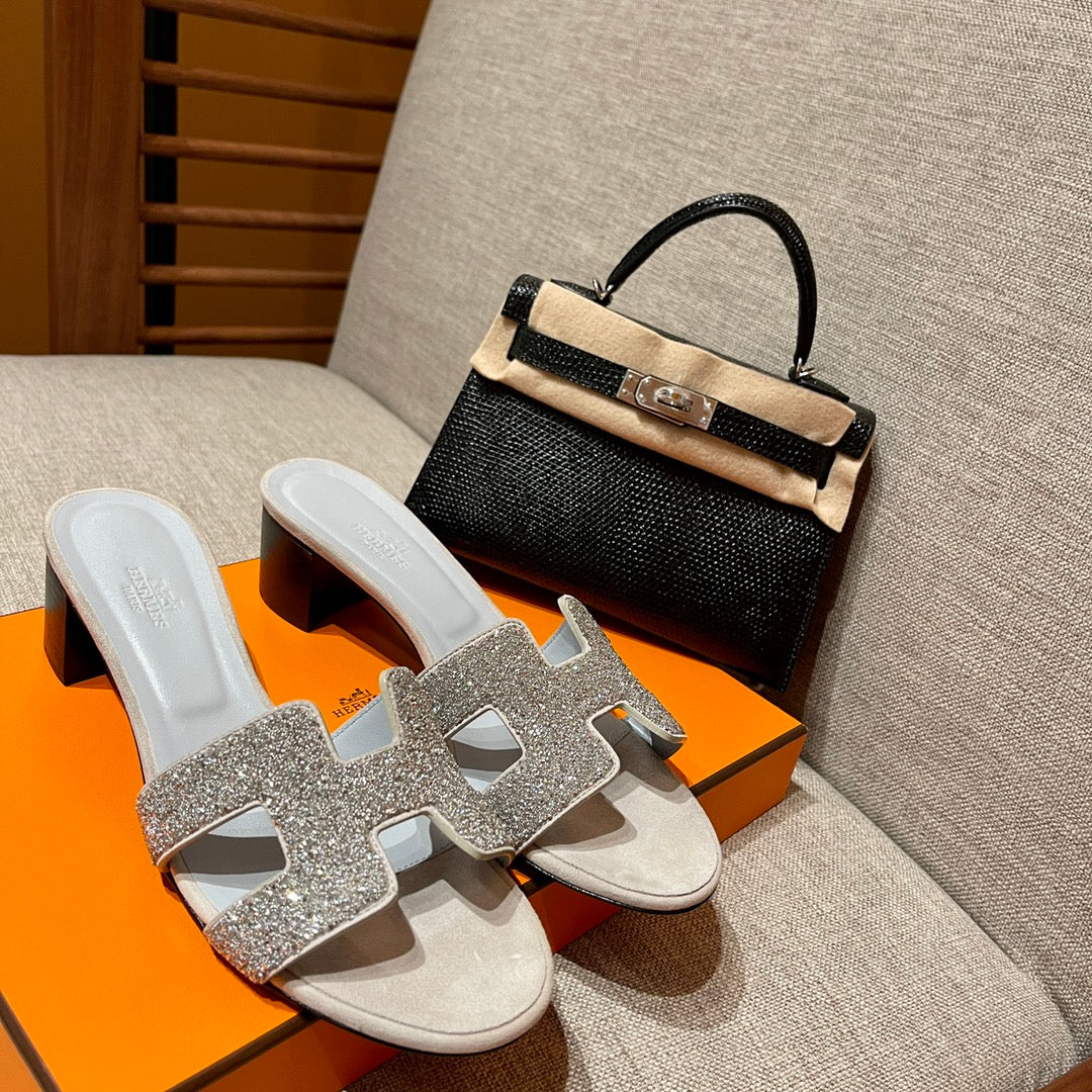 Босоножки Hermes-H на среднем каблуке с бриллиантовой гравировкой-1