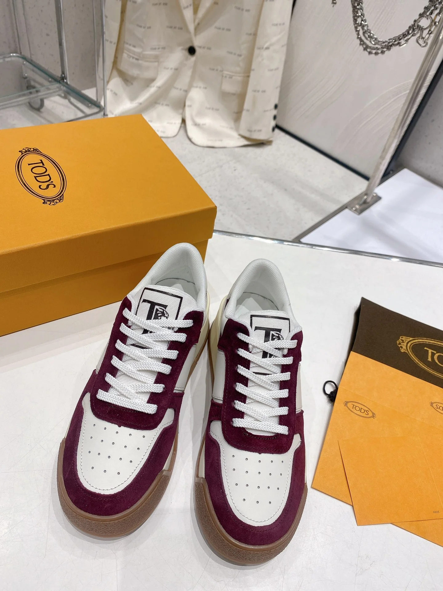 Весенняя коллекция Tods 2023 — Повседневная обувь — Парная модель — Коричневая подошва с бордовой отделкой