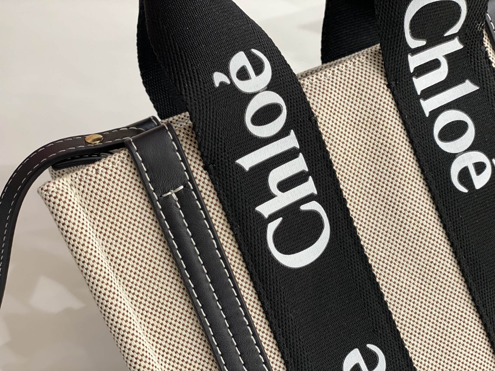 Сумка-тоут Chloe Woody — с черным ремешком и темно-синей отделкой — маленькая