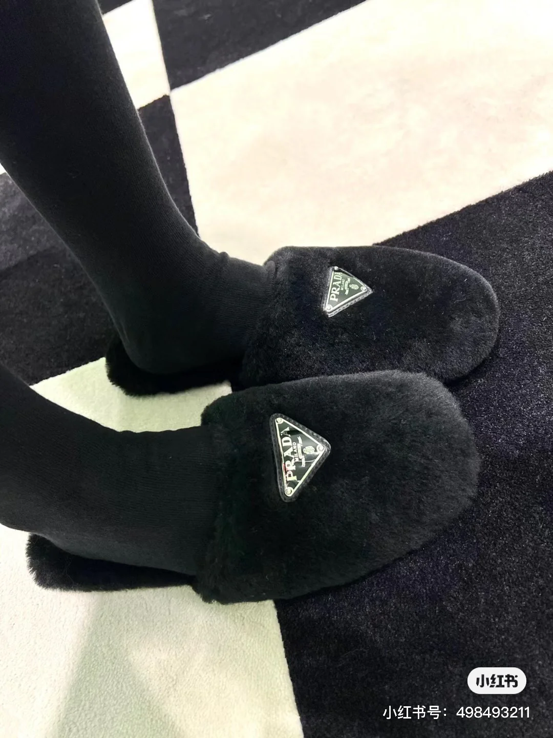 Новинка сезона осень/зима 2023 от Prada - Меховые тапочки с мыском - Черные