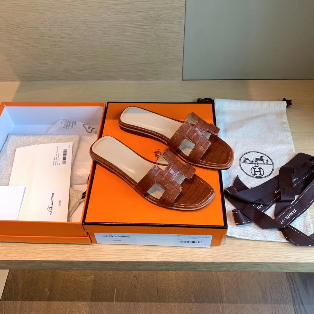 Сандалии Hermes на плоской подошве - с каменным узором