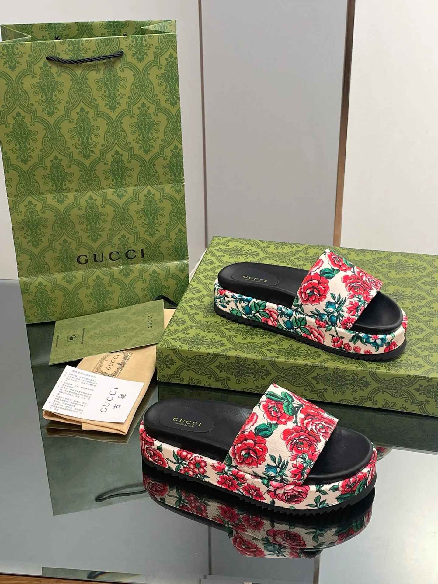 Новинка сезона осень/зима 2023 от Gucci - Мюли-тапочки с монограммой - 1