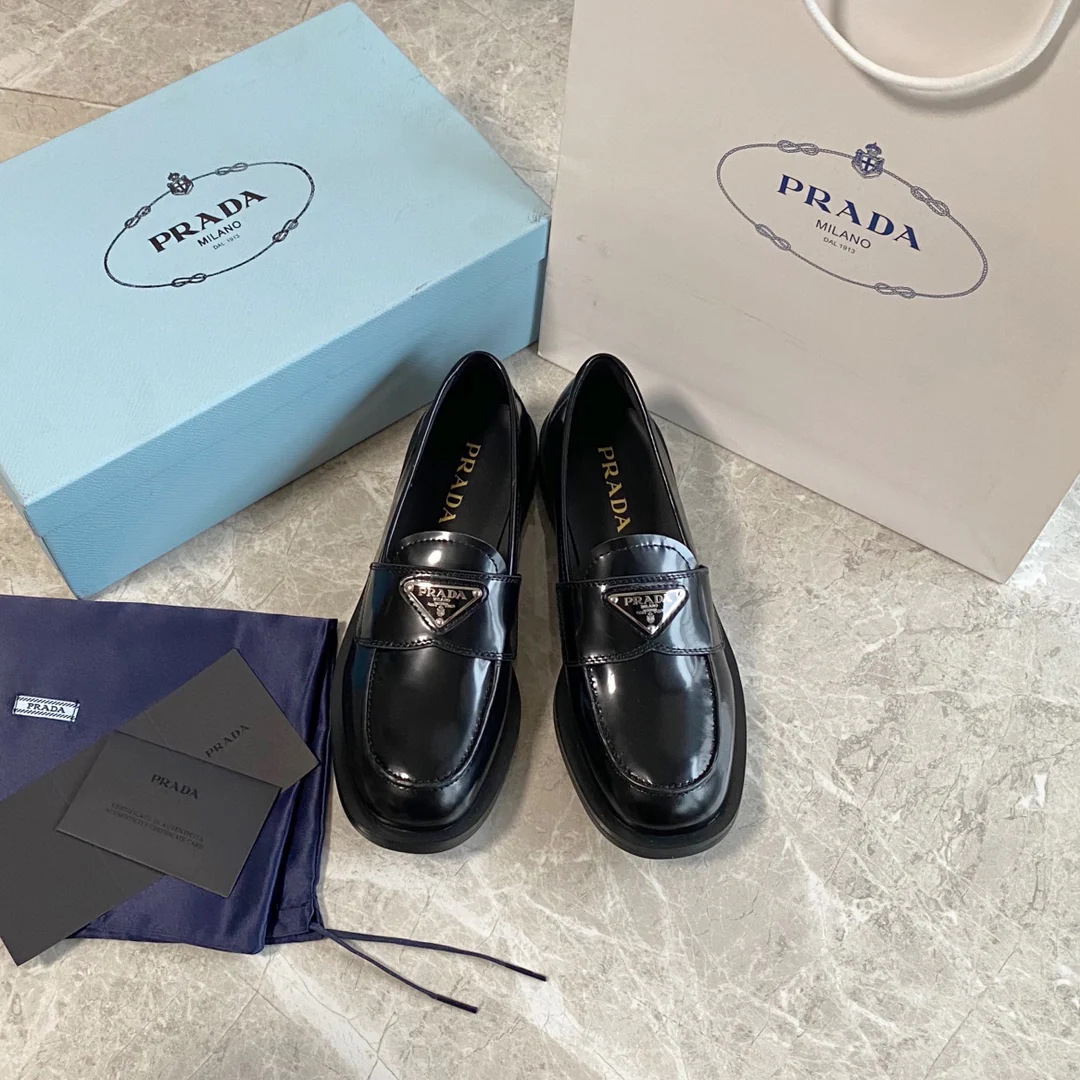 Обувь Prada - Prada - классический треугольный логотип - лоферы с квадратным носком - черные