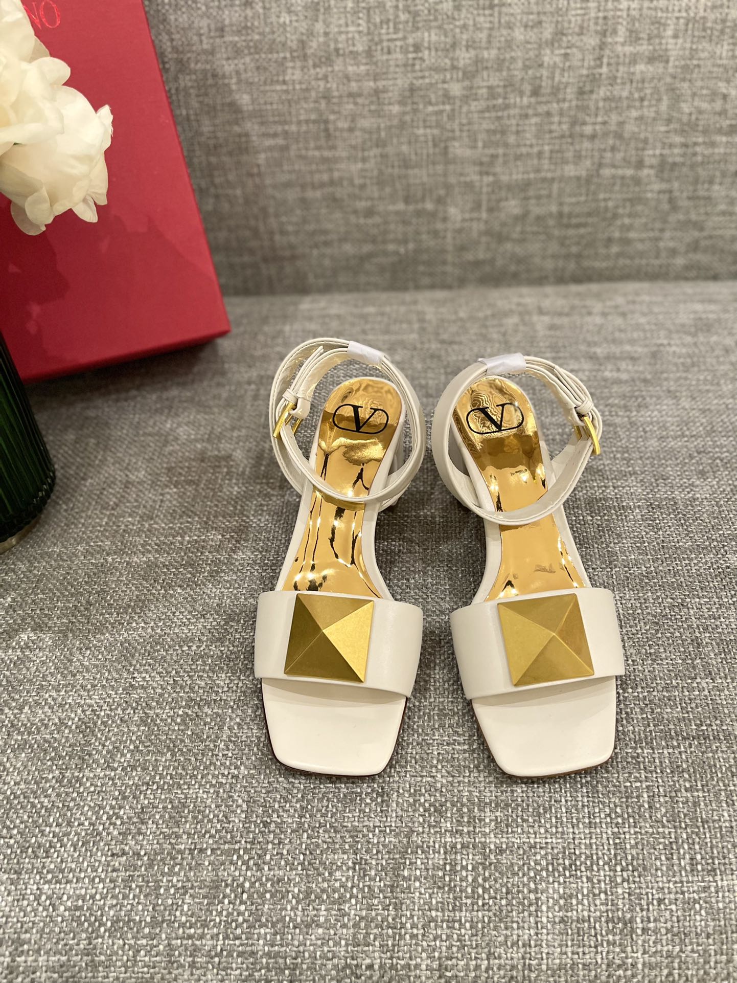 Сандалии Valentino на массивном каблуке - белые