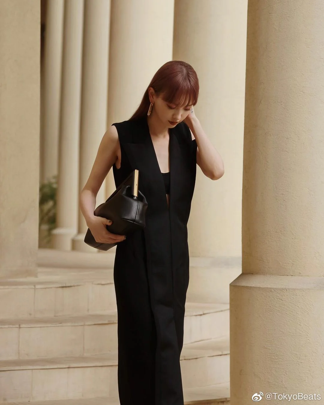 Черная кожаная сумка Fendi.