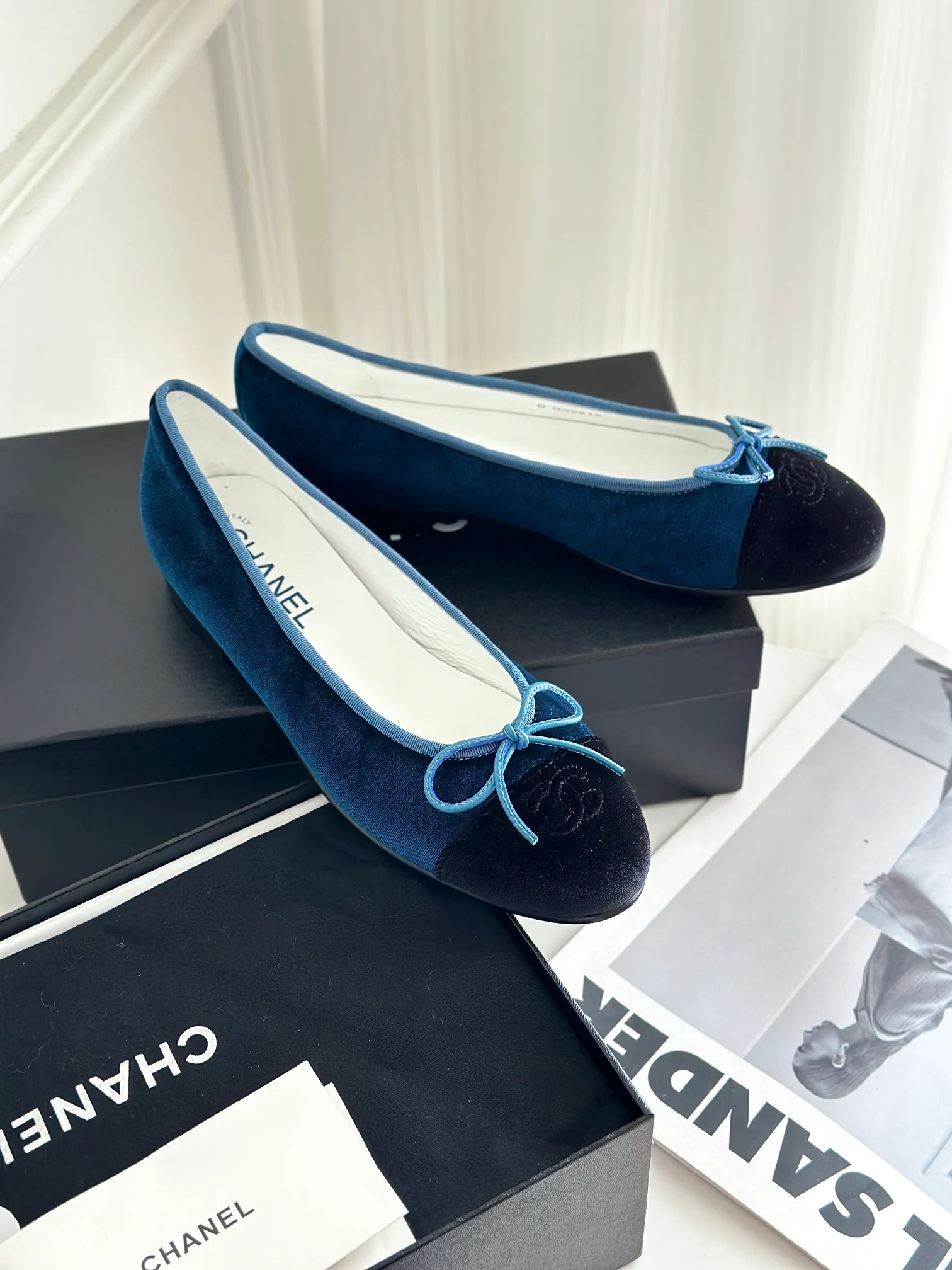Новинка 2023 года от Chanel - Классические балетки - Бархатно-голубые