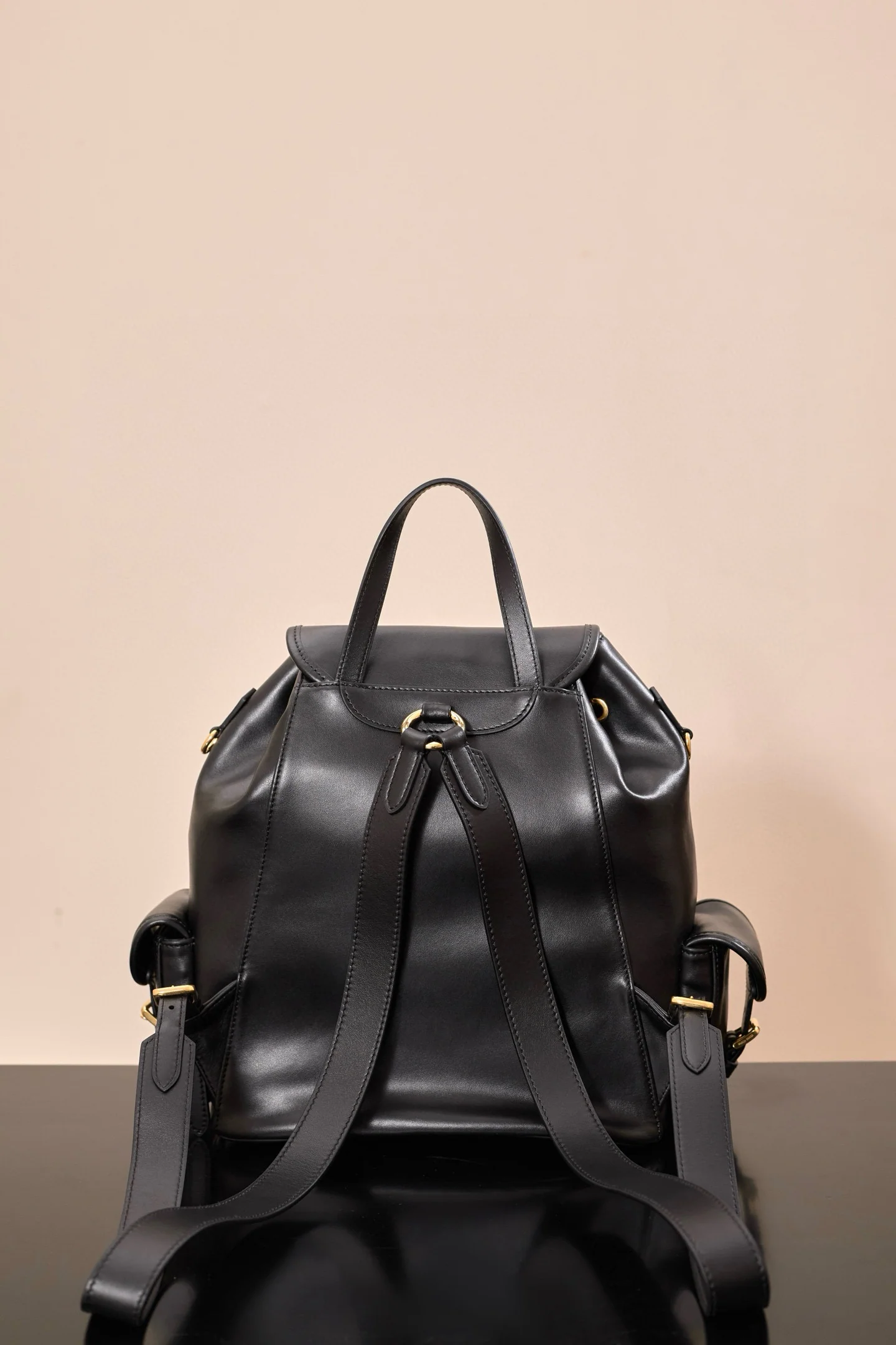 Рюкзак Miu Miu-5bz042m1880 из черной кожи.