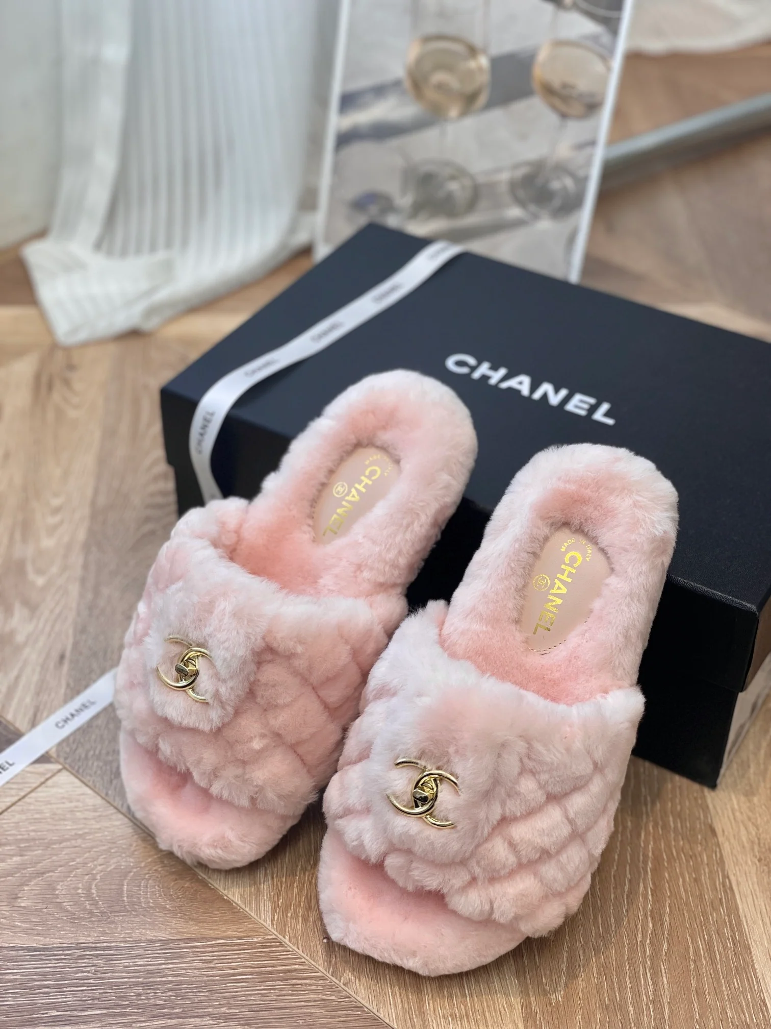 Новинка сезона осень/зима 2022 от Chanel - Тапочки из овечьей шерсти - Розовые